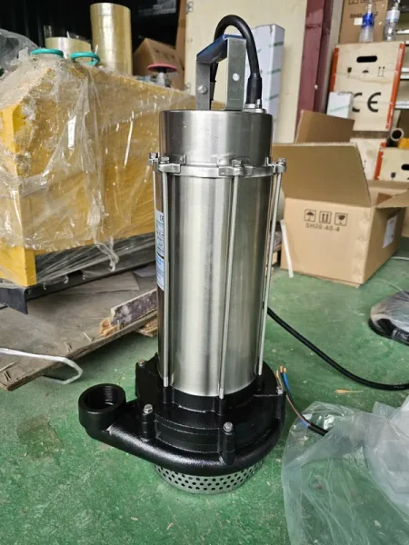Bơm chìm nước thải thân inox với chân đế và lưới chắn rác tại kho