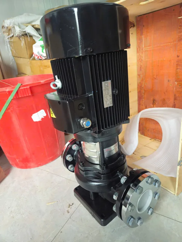 Máy bơm cũ chờ đưa ra khỏi công trình